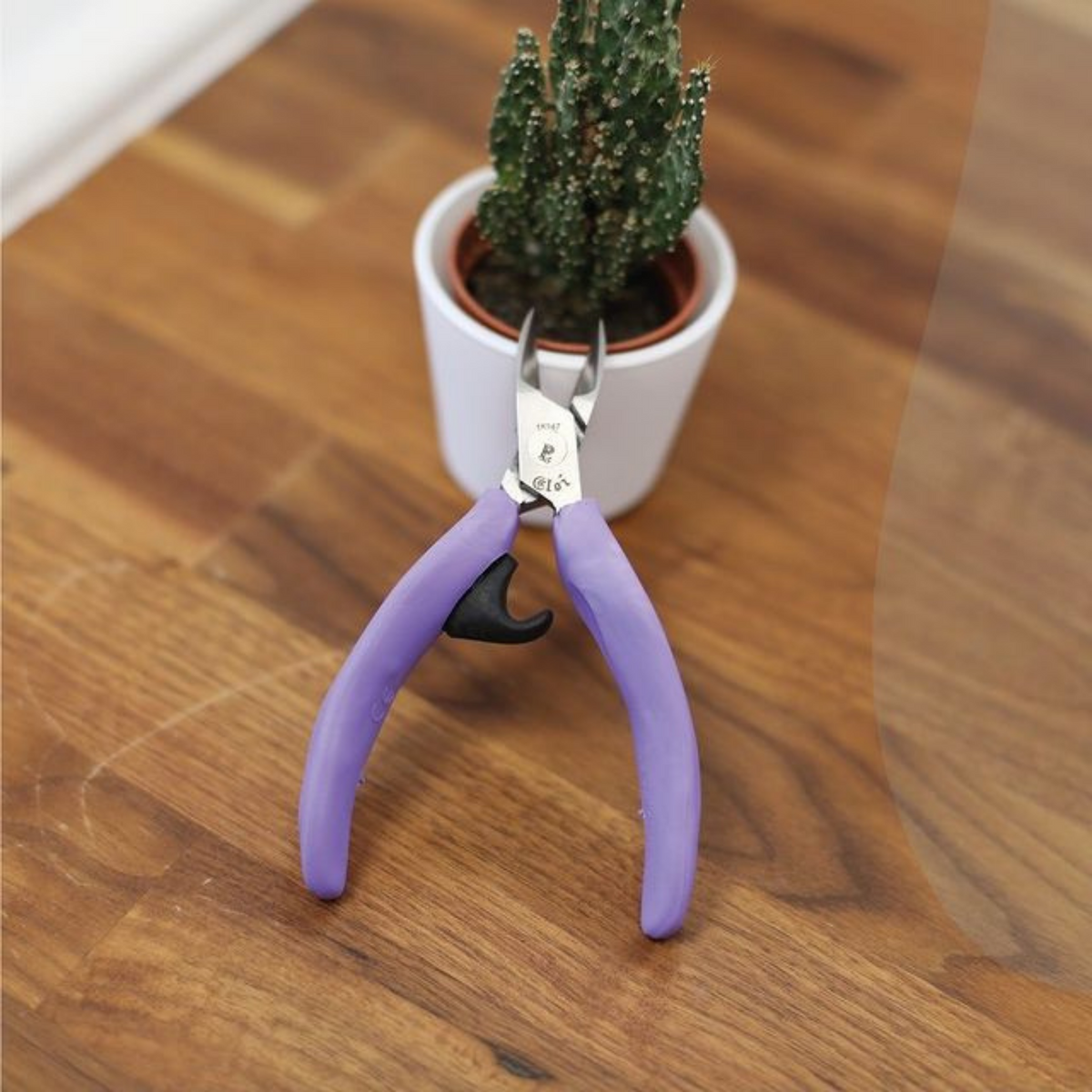 Alicate para uñas ergonómico - Violeta - Corte recto - Bocas cónicas anchas - 13 cm - Acero inoxidable - Akori